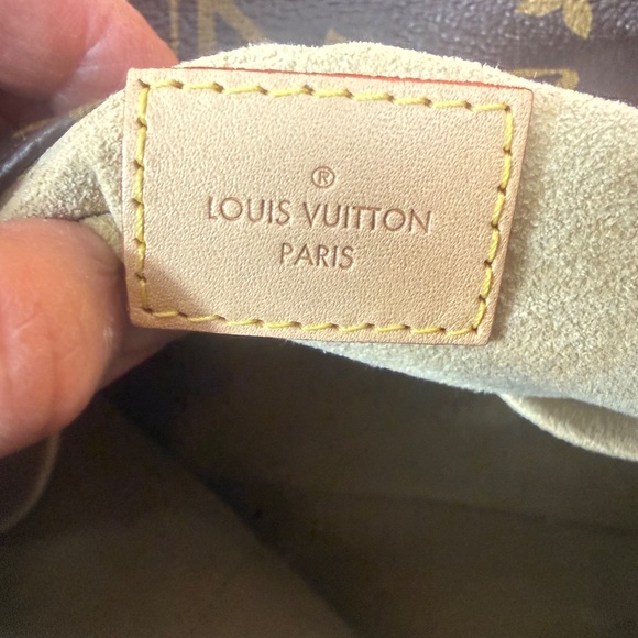 LV Monogram Artsy MM - Picture 11 of 16